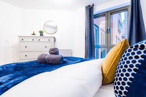 2 室のベッドルーム、デスク、アイロン / アイロン台、旅行用ベビーベッド