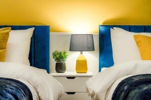 2 dormitorios, escritorio, tabla de planchar con plancha y cuna de viaje