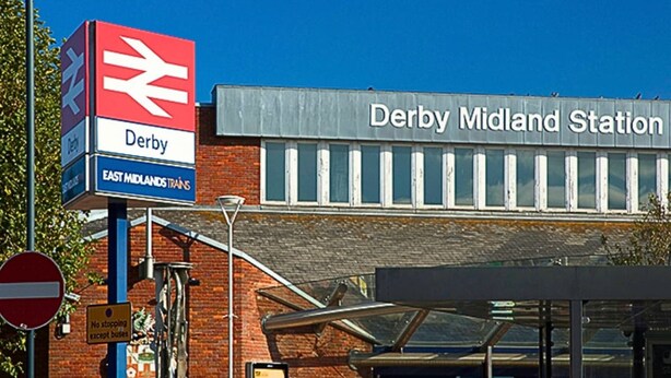 Estació Derby Midland, amb un cartell clar que indica que es pot arribar en 7 minuts amb cotxe i 30 minuts caminant.