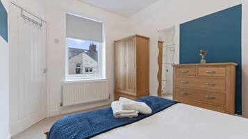 3 bedrooms, desk, iron/ironing board, travel crib