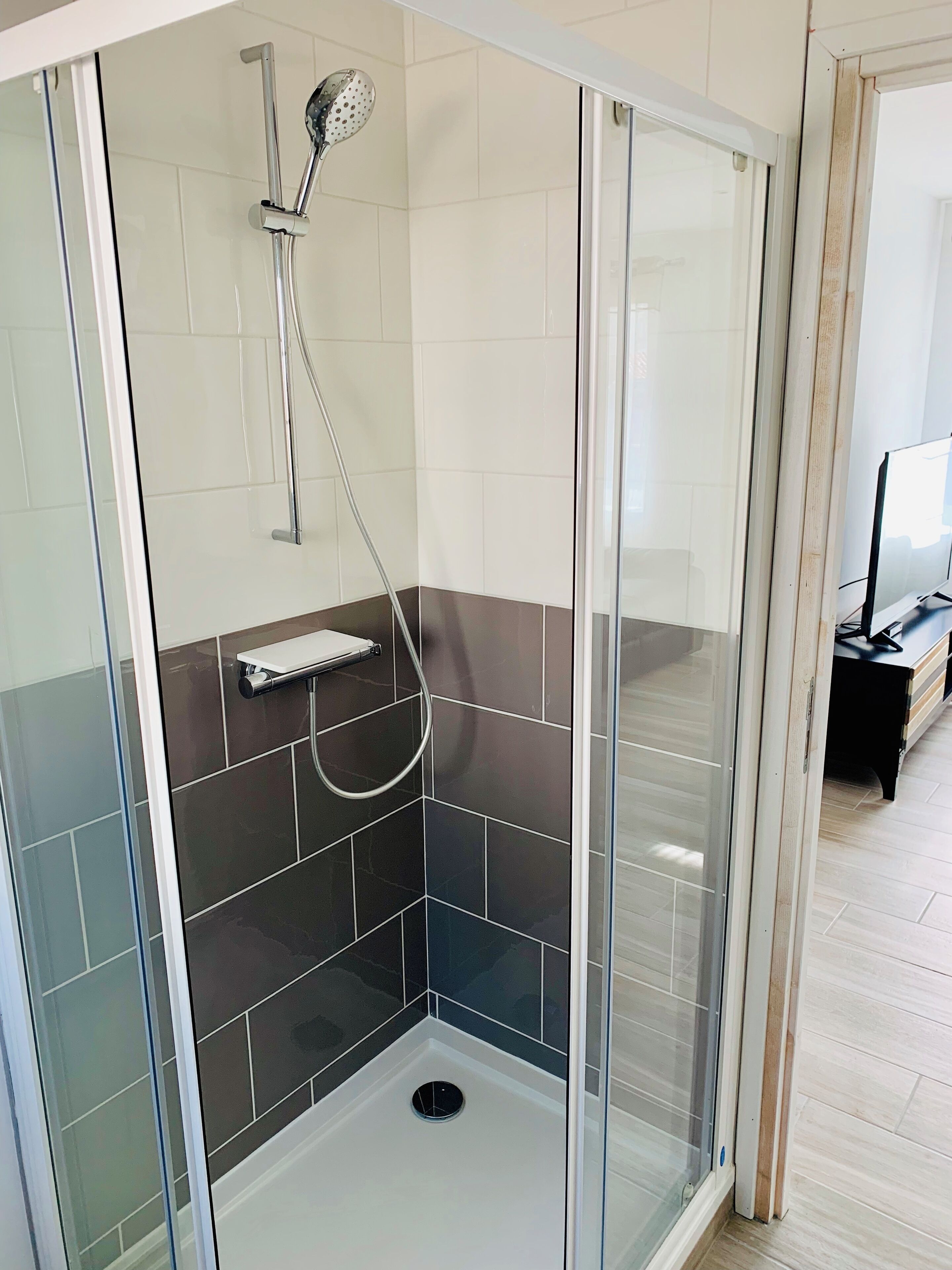 Een douche, een haardroger, handdoeken, toiletpapier