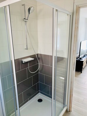 Douche, sĂšche-cheveux, serviettes fournies, papier toilette