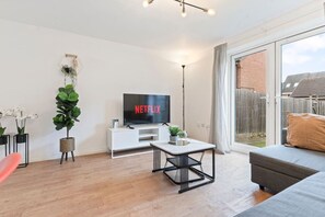 TV - Anglian Retreat - Free Parking, Fast WiFi & SmartTV (Coventry)