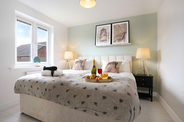 7 bedrooms, desk, iron/ironing board, travel cot