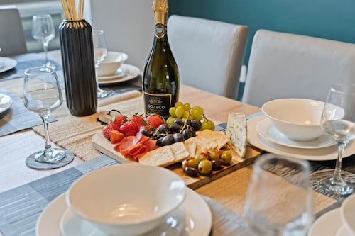 Exquisite 7 Bedroom 5.5 Bathroom House with Parking