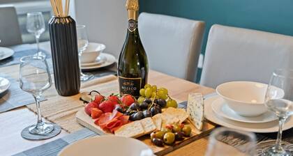 Exquisite 7 Bedroom 5.5 Bathroom House w/ Parking