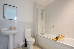 Secador de cabelo, toalhas de banho