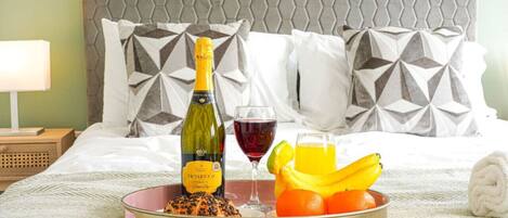 3 quartos, escrivaninha, ferros/tábuas de passar roupa, berço de viagem