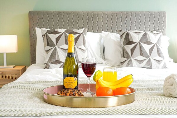 3 bedrooms, desk, iron/ironing board, travel crib