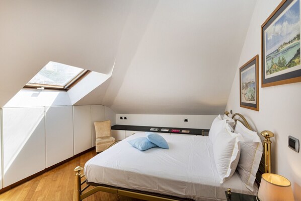 Une chambre à coucher avec un lit, un bureau et une fenêtre.