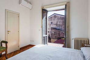 1 slaapkamer, een strijkplank/strijkijzer, gratis wifi, beddengoed