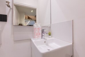 Chuveiro, secador de cabelo, toalhas de banho