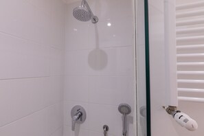 Dusche, Haartrockner, Bidet, Handtücher