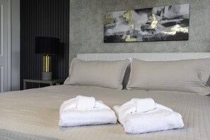 5 chambres, fer et planche à repasser, Wi-Fi, draps fournis