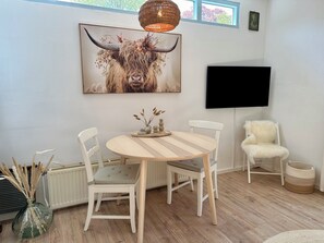 Dining - Bergen: Preiswerte und Hübsch Eingerichtete Ferienwohnung mit Umzäunter Terrasse (Bergen)