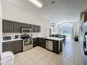 Refrigerador, microondas, horno, placa de cocina