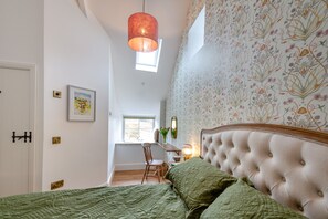 1 quarto, ferros/tábuas de passar roupa, berço de viagem