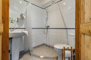 Een haardroger, handdoeken
