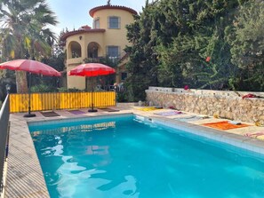 สระว่ายน้ำกลางแจ้ง