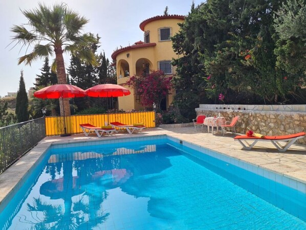 สระว่ายน้ำกลางแจ้ง