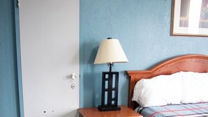 Desk, WiFi (free) - Relax Inn (Clinton)
