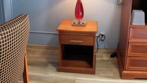 Desk, WiFi (free) - Relax Inn (Clinton)