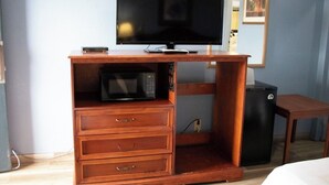 Desk, WiFi (free) - Relax Inn (Clinton)