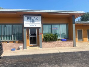 Exterior - Relax Inn (Clinton)