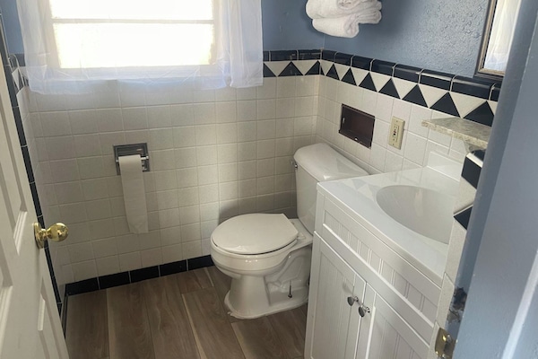 Shower, free toiletries, towels
