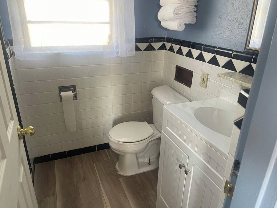 Dusche, kostenlose Toilettenartikel, HandtĂŒcher