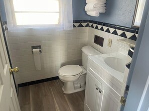 Shower, free toiletries, towels