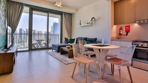 A modern apartment with a balcony, a dining area, a kitchen, and a living room. - One Bedroom Near Dubai Wheel & JBR by Belvilla (Dubai)