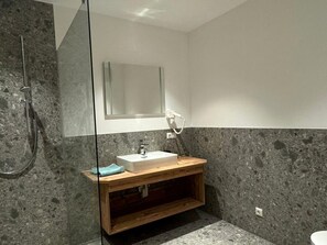 Apartment | Bathroom | Towels - Apartment in Stubaital Near Ski Lift (Neustift Im Stubaital)