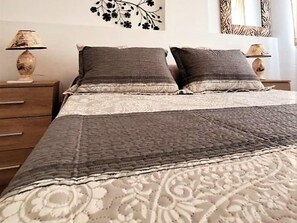 2 chambres, ameublement personnalisé, fer et planche à repasser