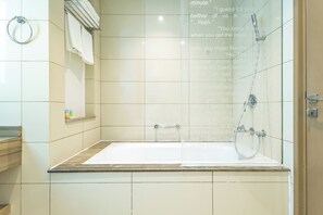 Bathroom - SuperHost - Dubai Dreaming Stylish 1BR, DAMAC Towers Paramount (Dubai)