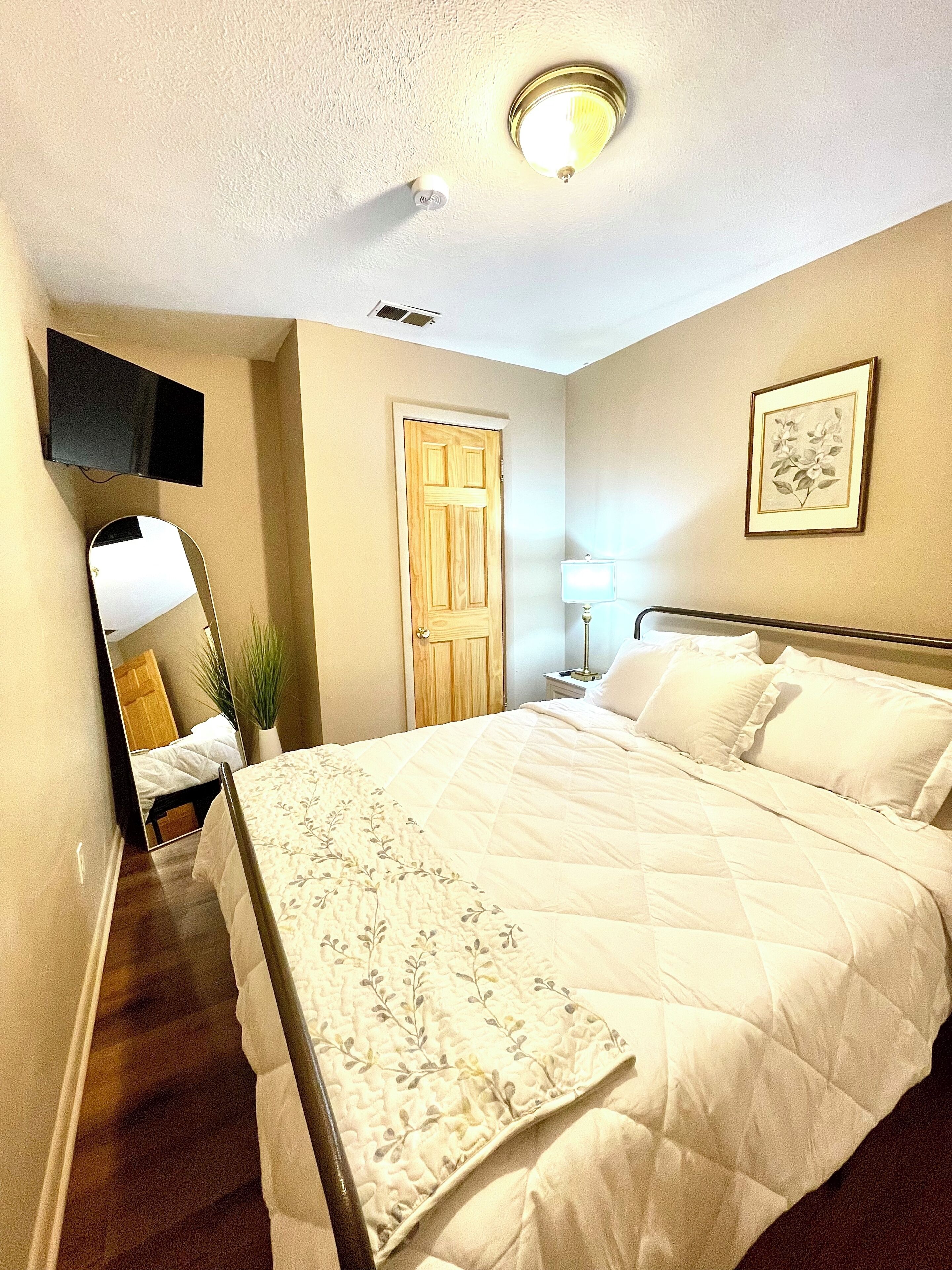 3 bedrooms, desk, iron/ironing board, travel crib