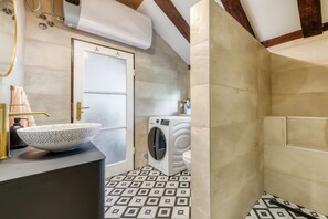 Dusche, Haartrockner, Handtücher, Seife