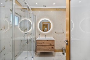 Dusche, Haartrockner, Bidet, Handtücher