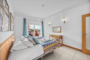1 quarto, cofres nos quartos, ferros/tábuas de passar roupa