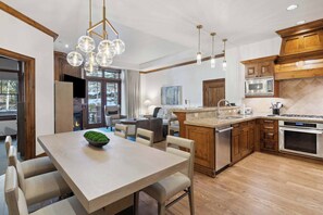 Kühlschrank, Mikrowelle, Herdplatte, Geschirrspüler