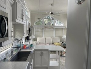 Private kitchen - Cozy park model at campground in enchanting Newport NC. (Newport)