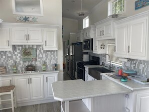 Private kitchen - Cozy park model at campground in enchanting Newport NC. (Newport)