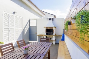 Outdoor dining - Beach House Deluxe-2 Min. Walking From the Beach, Perfect for Large Groups! (Ponta Delgada - Livramento)