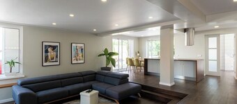 Beach House Deluxe-2 Min. Walking From the Beach, Perfect for Large Groups!