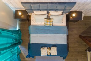 6 bedrooms, desk, iron/ironing board, travel crib