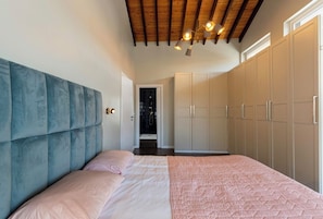 6 bedrooms, desk, iron/ironing board, travel cot - Beach House Deluxe-2 Min. Walking From the Beach, Perfect for Large Groups! (Ponta Delgada - Livramento)