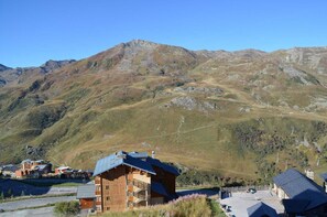 Aerial view - 10m from ski slopes, Ground floor, view mountain, balcony, tv, ski locker, 53m², Les Menuires (Les Menuires)