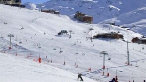A snow-covered ski slope with ski lifts, buildings, and mountains in the background. - 100m from shops, Ground floor, view mountain, balcony, tv, 53m², Les Menuires (Les Menuires)