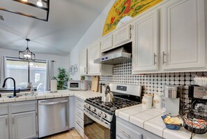 冷蔵庫、電子レンジ、オーブン、コンロ