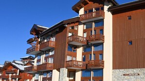 Un hotel de varios pisos con balcones y fachada de piedra.